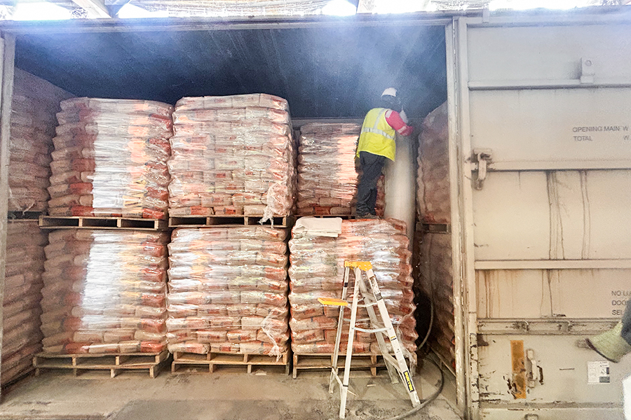 Přizpůsobená řešení nafukovacích vaků pro železniční dopravu pro přední severoamerickou cementárnu – od standardních produktů po inovace založené na scénářích